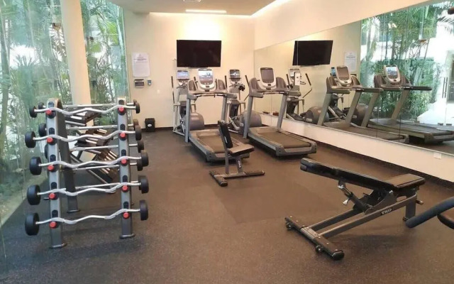 1 Br. Steps From the Beach Roof W/ocean View