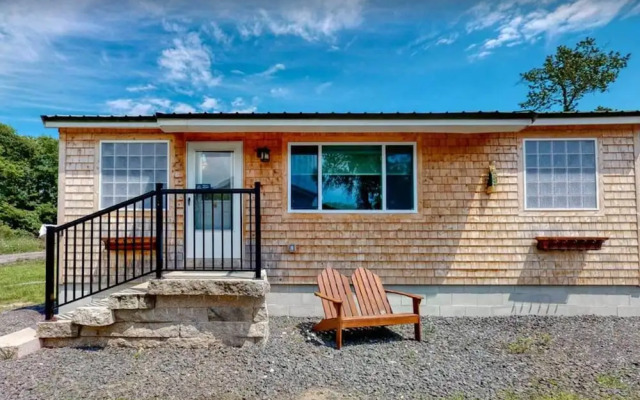 Charming Jacuzzi-suite - Walk to Parson's Beach!