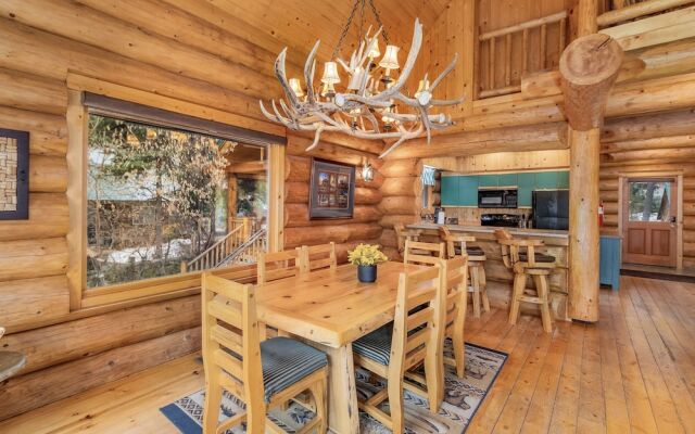Moosehead Lodge 3 Bedroom Home by NW Comfy Cabins