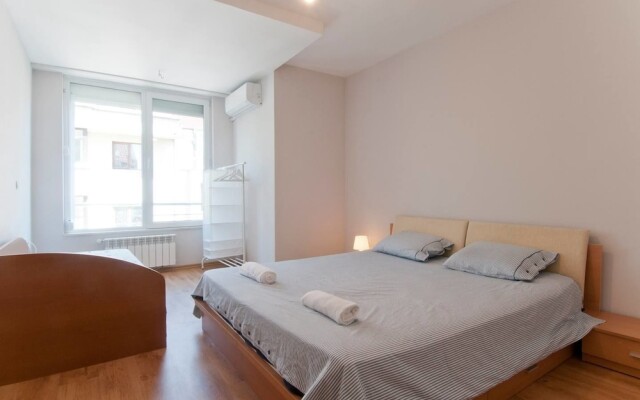 Fm Premium 1-Bdr Apartment - Banishora District