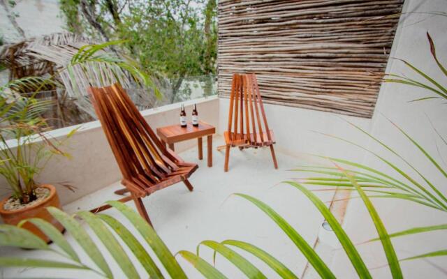 Spacious 2BR apt   Wide balcony w/tub & Yoga deck