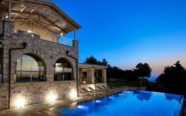 Luxurious 4 bedroom villa Xris with infinity pool and beach access