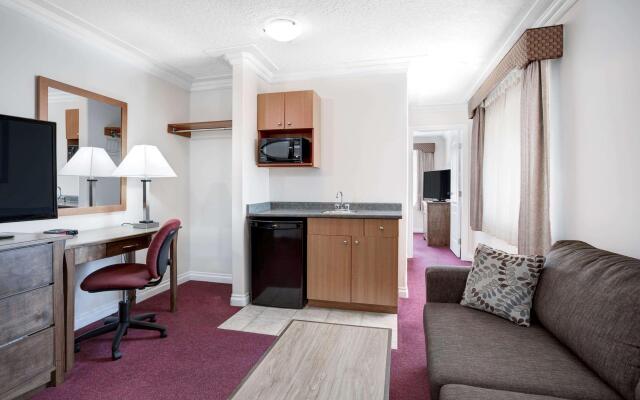 Holiday Inn Victoria Elk Lake by IHG