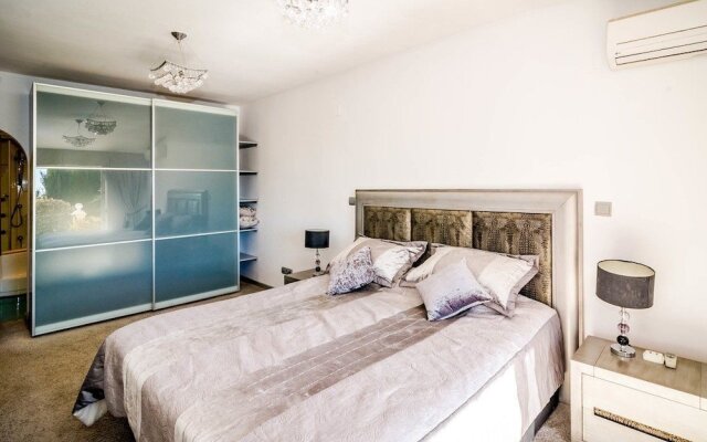 CS Luxury 4 bedroom villa close to beach RoomService