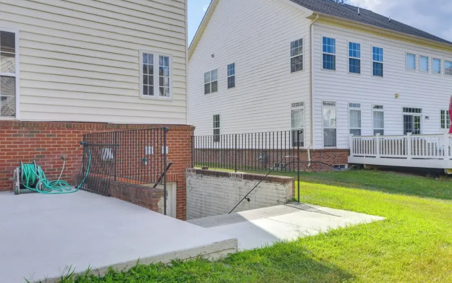 Pets Welcome! Cozy Family Apartment in Sterling