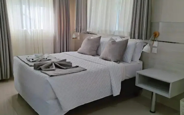 Modernly Furnished Standard Room With Queen bed - 2220