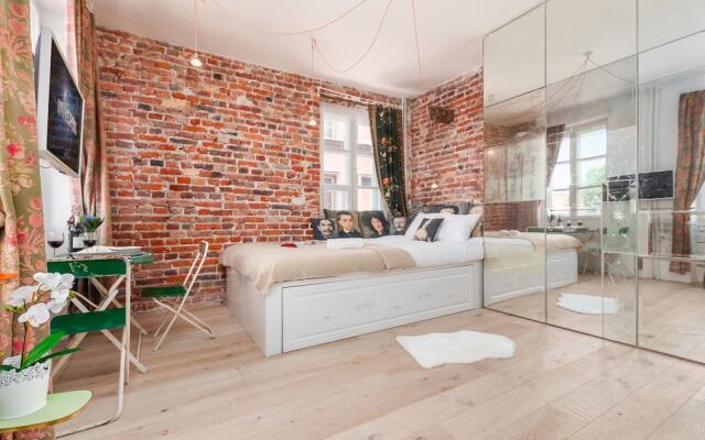 Studio Warsaw Krzywe Kolo by Renters