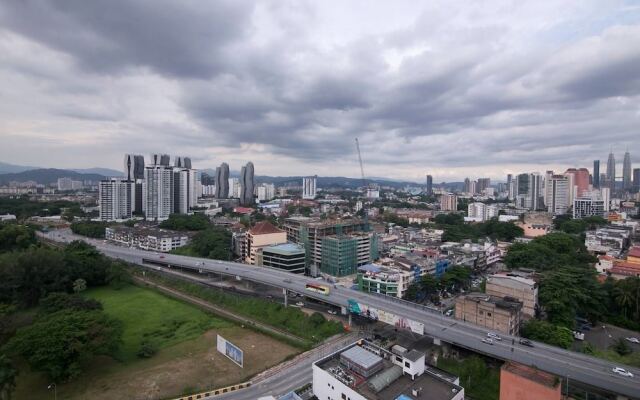 Comfy 3BR Home With Klcc View