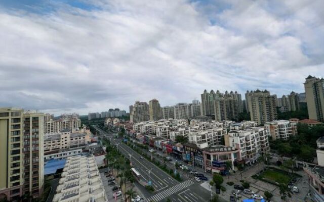 Luckyever Grand Hotel (Danzhou Summer Square)