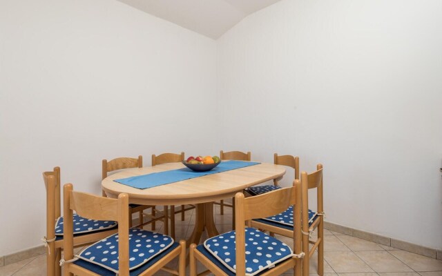 Beautiful Apartment in Lopar With 3 Bedrooms and Wifi