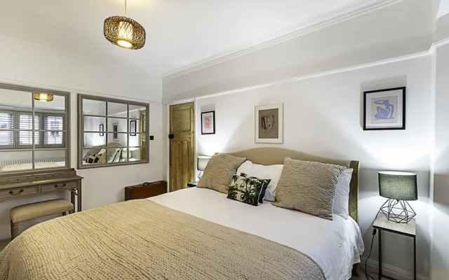 Gorgeous 4-bed Home With a Fireplace and Terrace