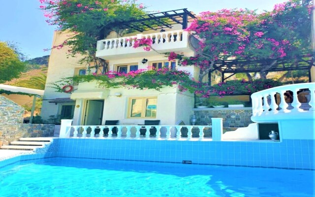 Entire Villa Full View 3 Bedrooms 3 Bathrooms 3 Kitchens