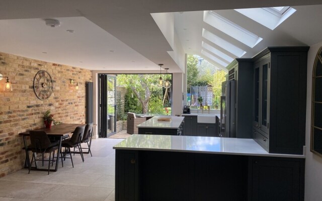 Family 4-bed House & Secluded Garden - Wimbledon