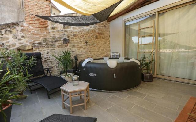 Maison atypique dans cité médiévale