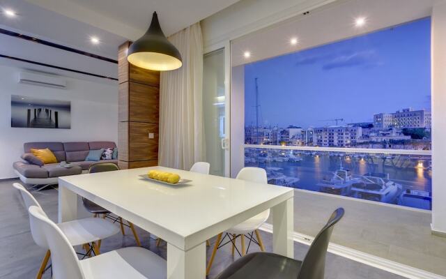 Luxury 3BR Apartment With Marina Views