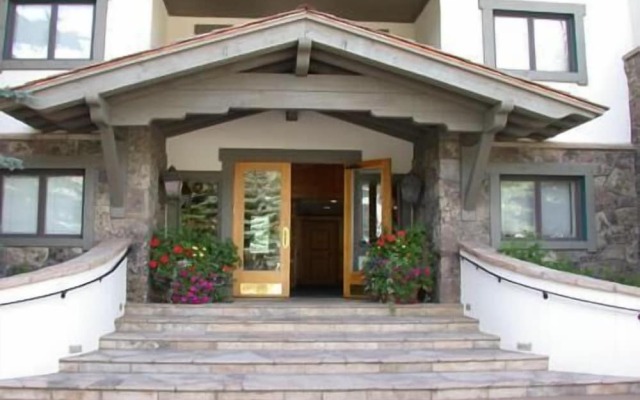 Villa Cortina with Easy Access to Gondola by RedAwning