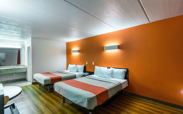 Motel 6 Cleveland, TX