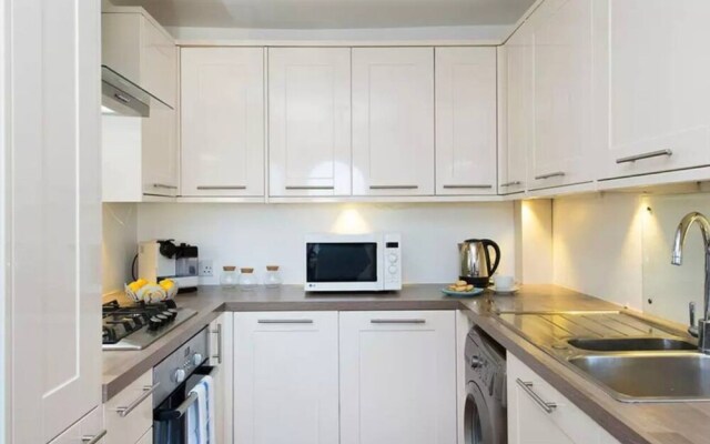 1 Bedroom Apartment In Vibrant Putney