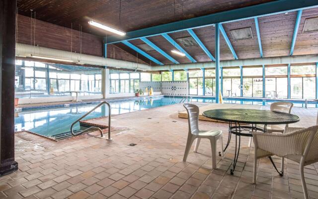 Econo Lodge Inn & Suites