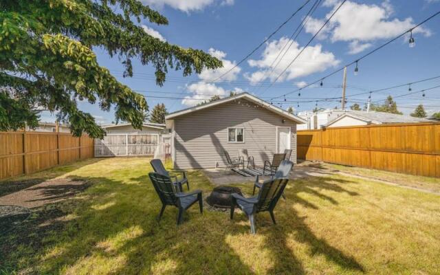 The Elm, 4 Bed Bungalow with Backyard and Firepit