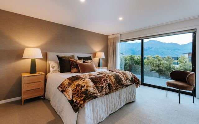 Korari House - Lake Views - Sleeps 10