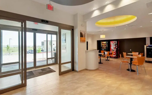 Studio 6 Austin, TX - Airport