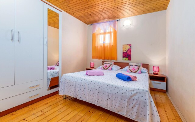 Beautiful Home in Sisan With Wifi and 4 Bedrooms