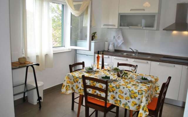 Nice 2-bedroom Private House, 50 m Beach, Sutivan