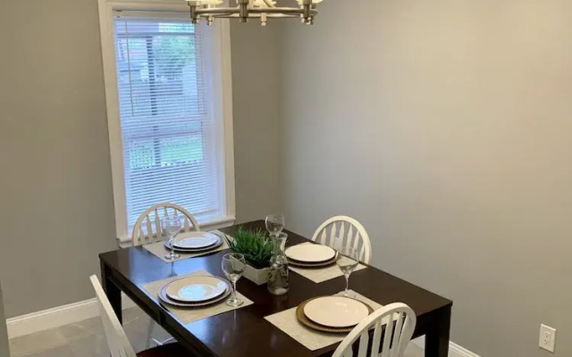 Texas Hold-em Duplex- 3BR Free Parking
