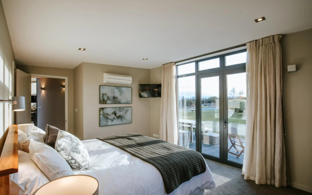 Mt Gold Retreat - Sleeps 8 - Spa Pool - Tennis Court