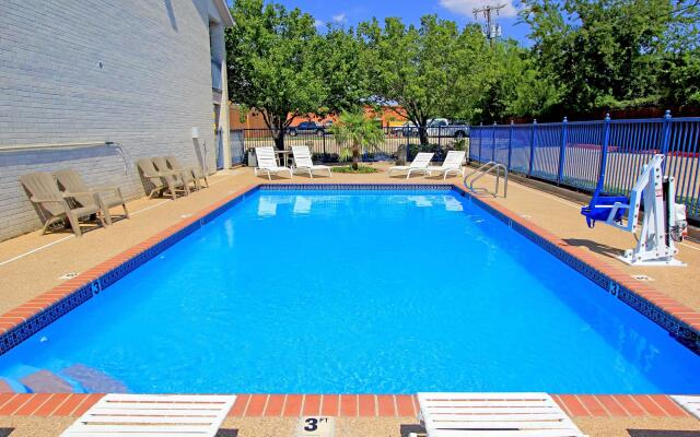 Days Inn by Wyndham Round Rock