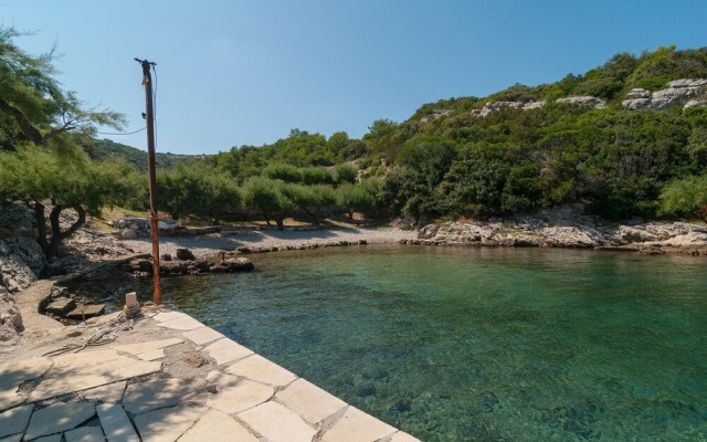 Awesome Home in Praznica With 2 Bedrooms, Jacuzzi and Wifi