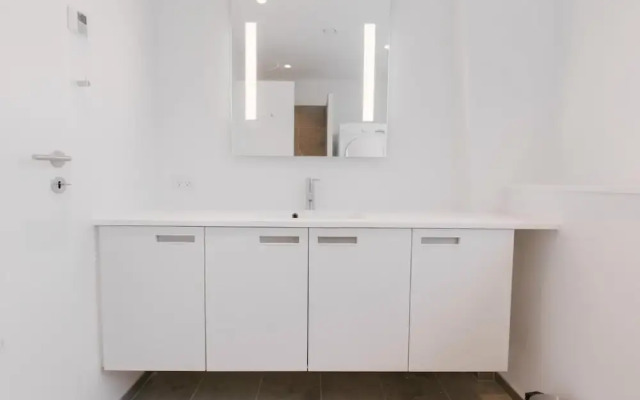 Stunning 2-bed w Large Balcony