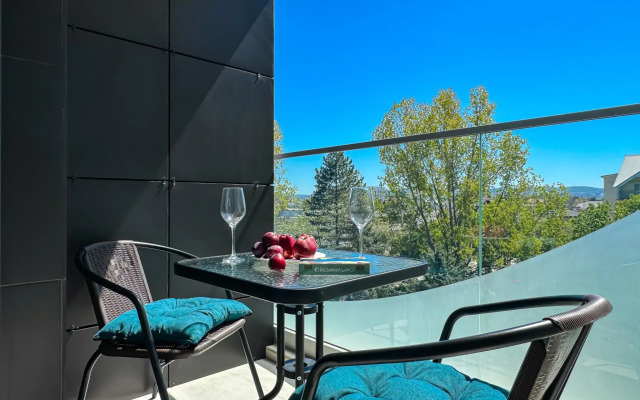 Aquamarine Apartment on Pionersky Avenue 20