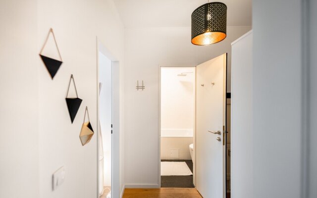 Designer 1BR Apartment with Pool & Prkg