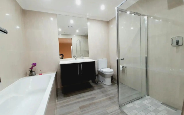 1804 Franklin 3-Bed Penthouse with Rooftop Jacuzzi