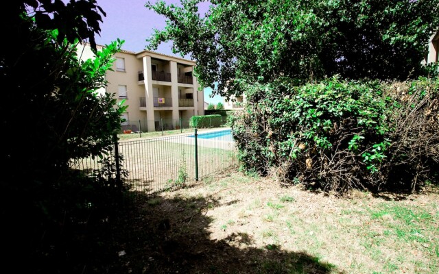 Piscine-Jardin-Parking à 700m de la cité