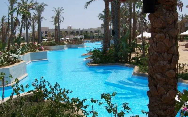Crowne Plaza Sahara Sands Resort