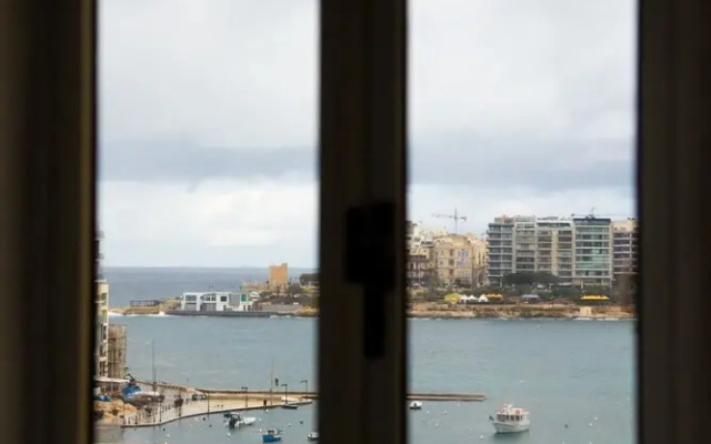 Chic 1BR Retreat in St Julian's