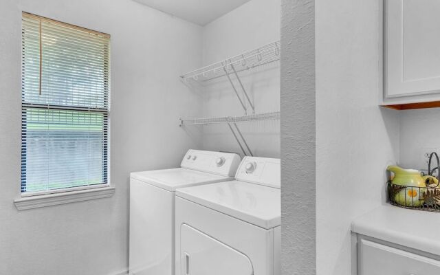 Relaxing Royale 2 Bedroom Condo by Redawning