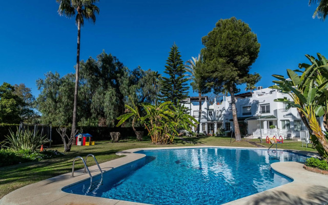 TOP RENOVATED 3-BDRM TOWNHOUSES with POOL, BBQ & ROOFTOP TERRACES