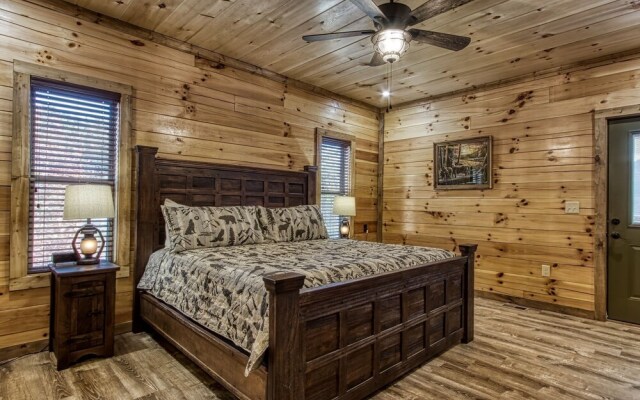 Ern805- Bearly Believe It! - Great Location! Close To Town And All The Action! 3 Bedroom Cabin by RedAwning