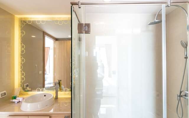 The Riviera Wongamat by Pattaya Holiday