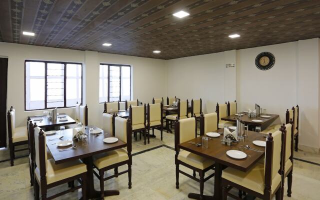 OYO 8989 Hotel Raj