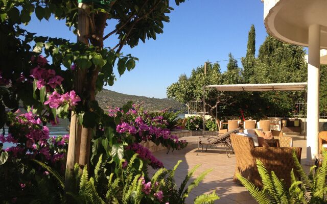 Villa Almadria Luxury Bed & Breakfast
