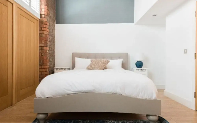 The Warehouse Loft - Trendy Converted Warehouse 3bdr