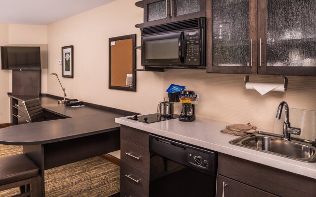 Candlewood Suites Topeka Hotel