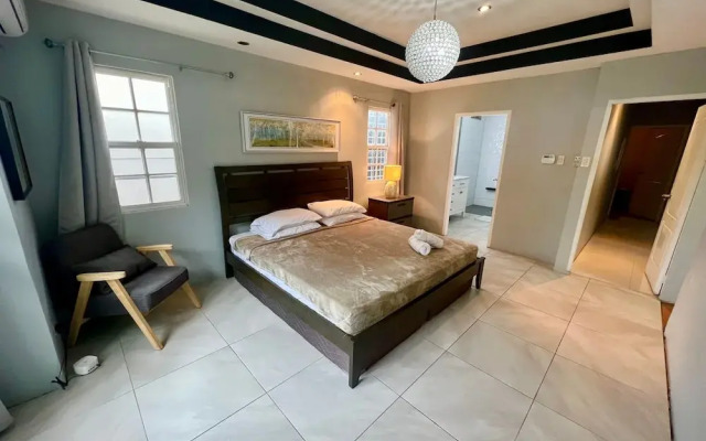 Pool and Jacuzzi Vacation Home