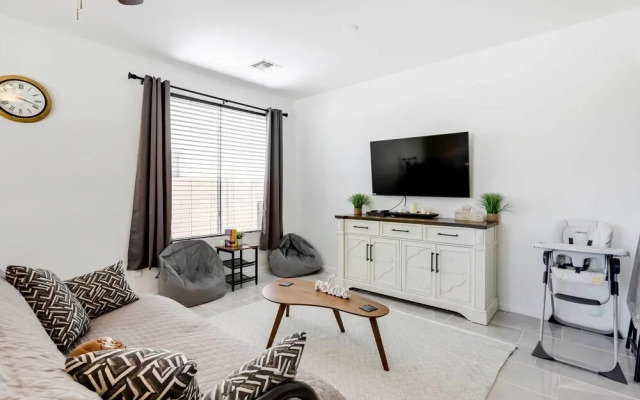 Pool, Fire Pit & Grill: Goodyear Home!