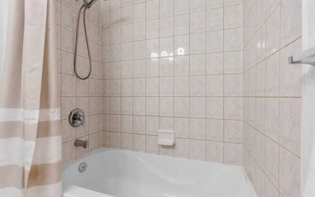 Contemporary 3BR Townhouse in Ajax Cozy Central